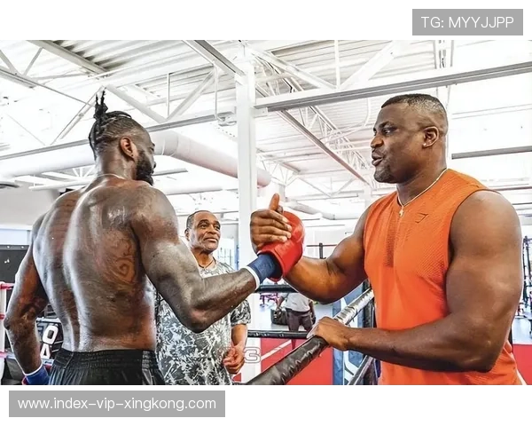 UFC拳王怒打十拳，裁判紧急上前抱人！谁能制止这场暴力风暴？