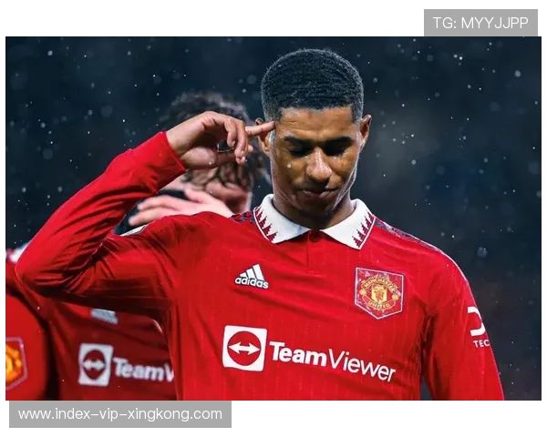 拉什福德门前冲顶补射得分曼联领先