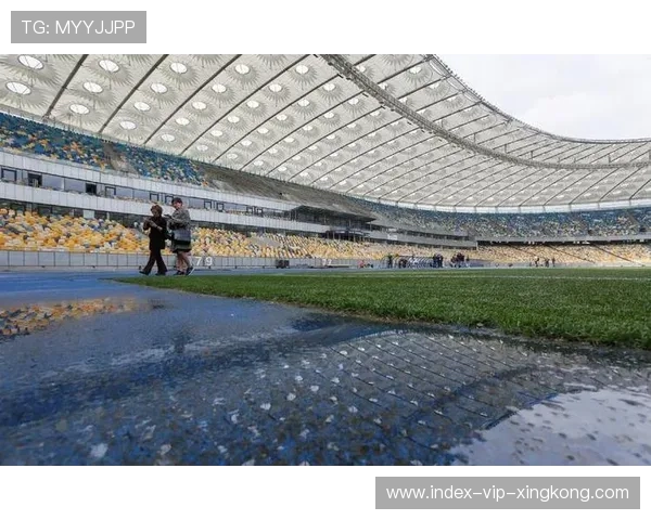 罗马中路穿插形成多次威胁，奥林匹克球场情绪被点燃——夜幕下的足球盛宴