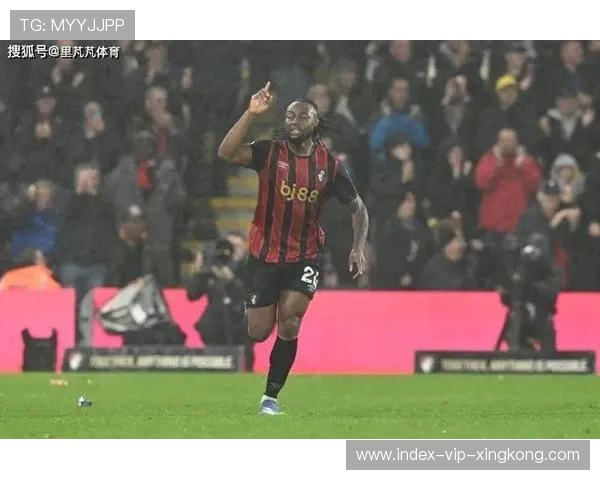 英超曼城连续短传配合,攻势持续推进